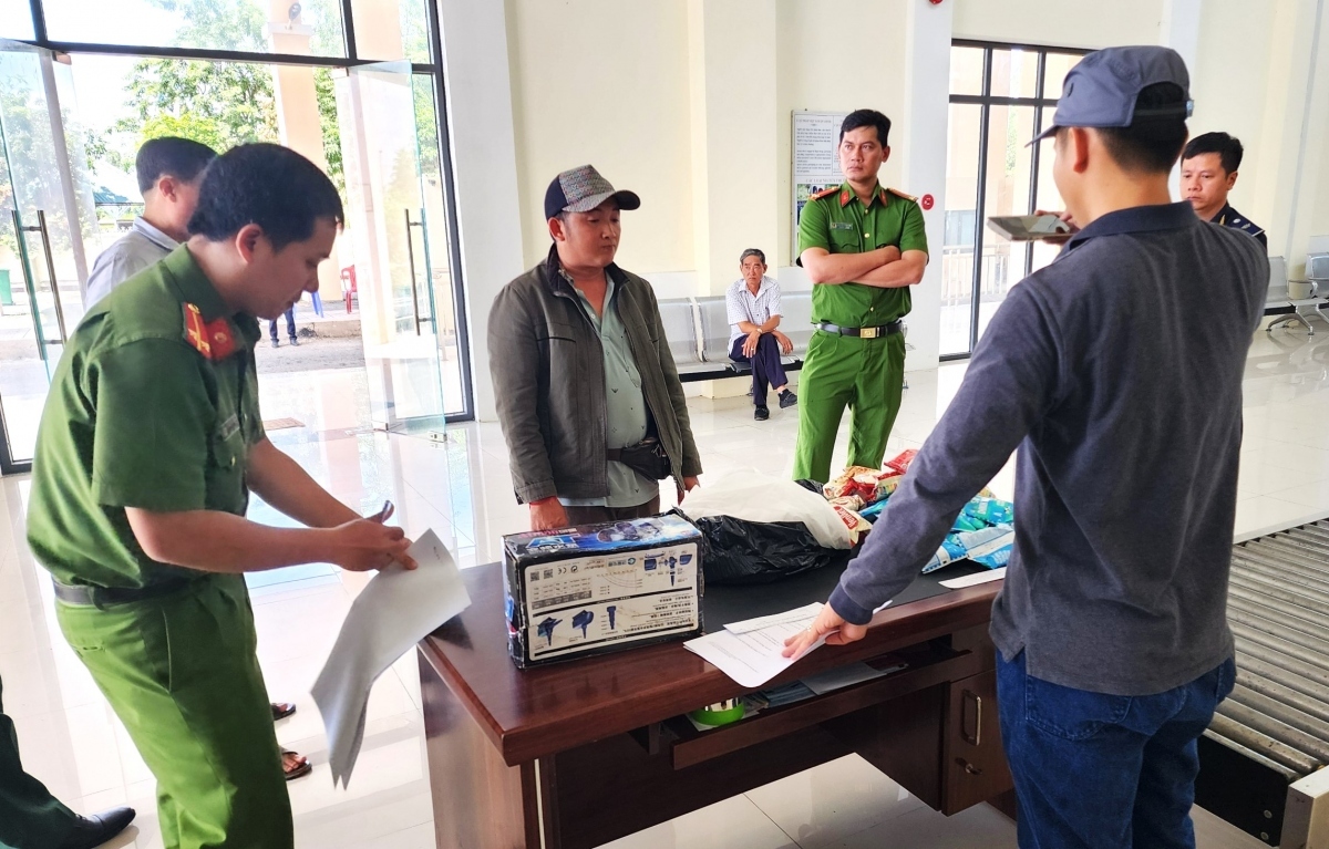 Nóng 24h: Vận chuyển 1,2 kg vàng từ Việt Nam sang Campuchia